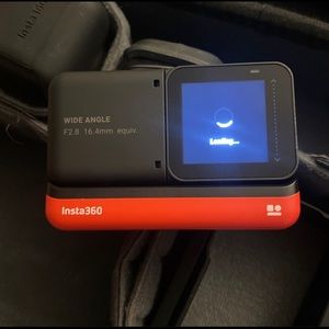 Go pro 360 twin set comes with everything barley used no scratches on the lense